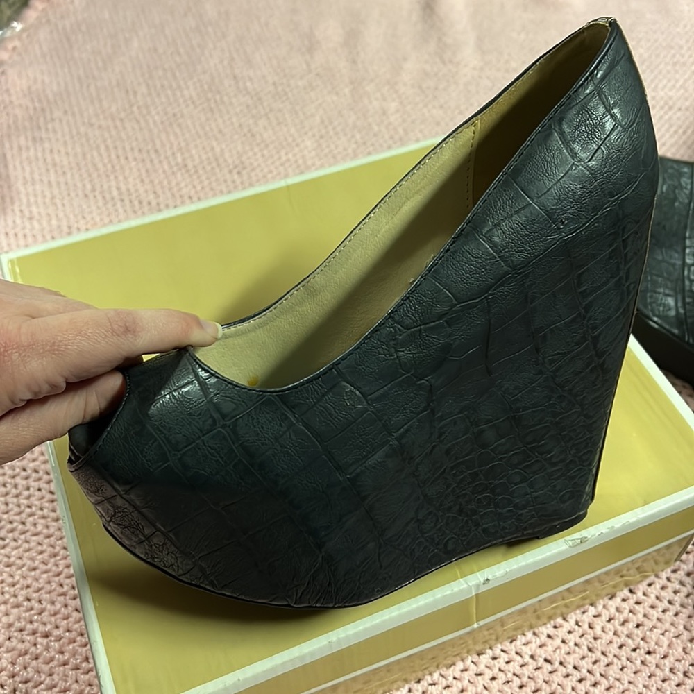 NIB Sexy Embossed Wedges